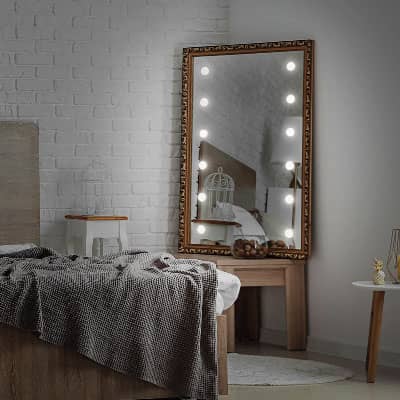 Specchio luminoso con cornice in legno in camera da letto 