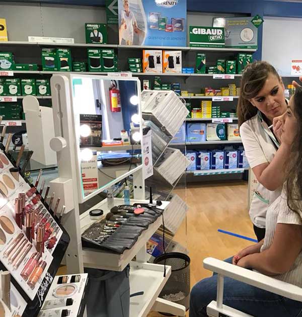 Angolo trucco in farmacia, postazione mobile con specchio illuminato e sedia trucco