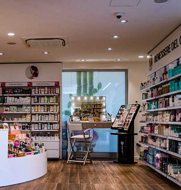 Angolo beauty in farmacia con specchio illuminato e sedia trucco professionale