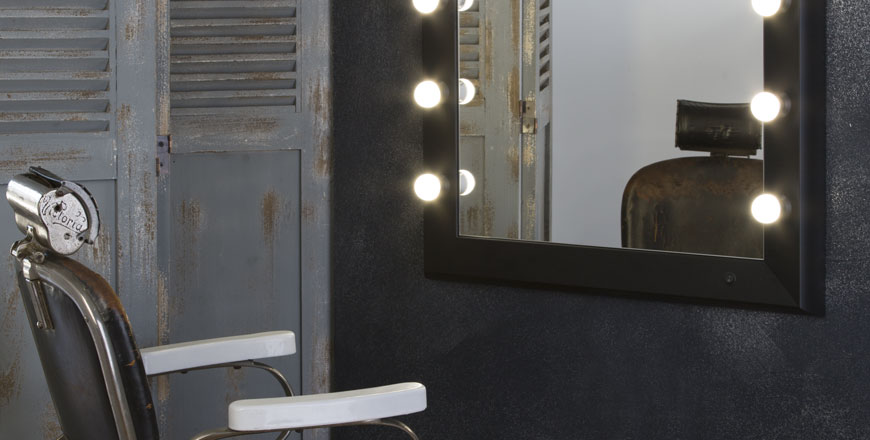 Specchio vintage con lampadine in barbershop