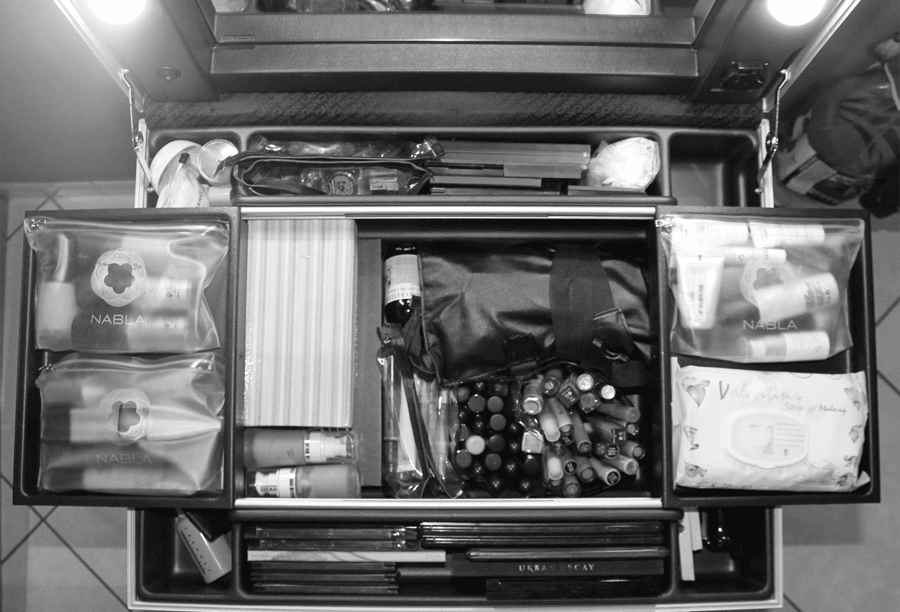 Organizzazione di cosmetici e accessori in una valigia trucco Cantoni con cassetti estraibili